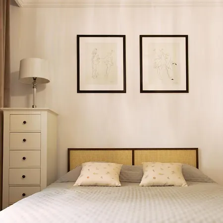 Komfortowy W Scislym Centrum Warszawy Comfortable In The Very Center Of * Warsaw